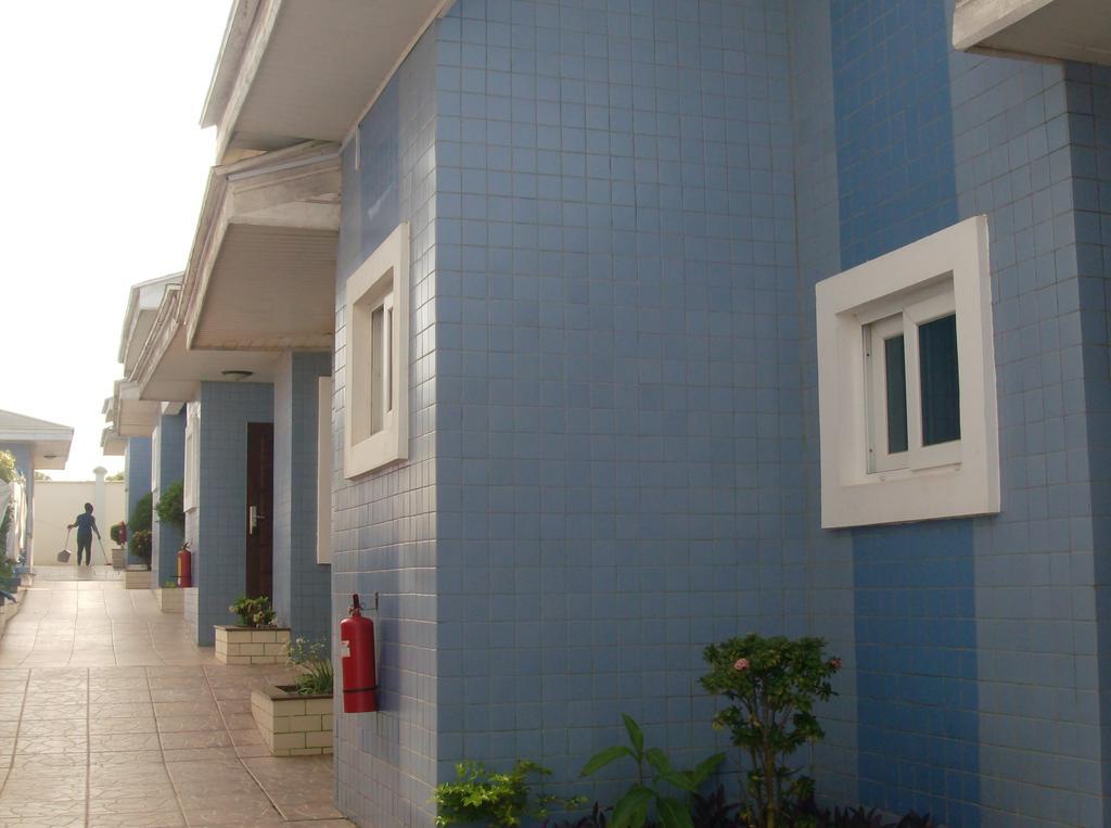 De Holiday Beach Hotel Kokrobite Exterior photo