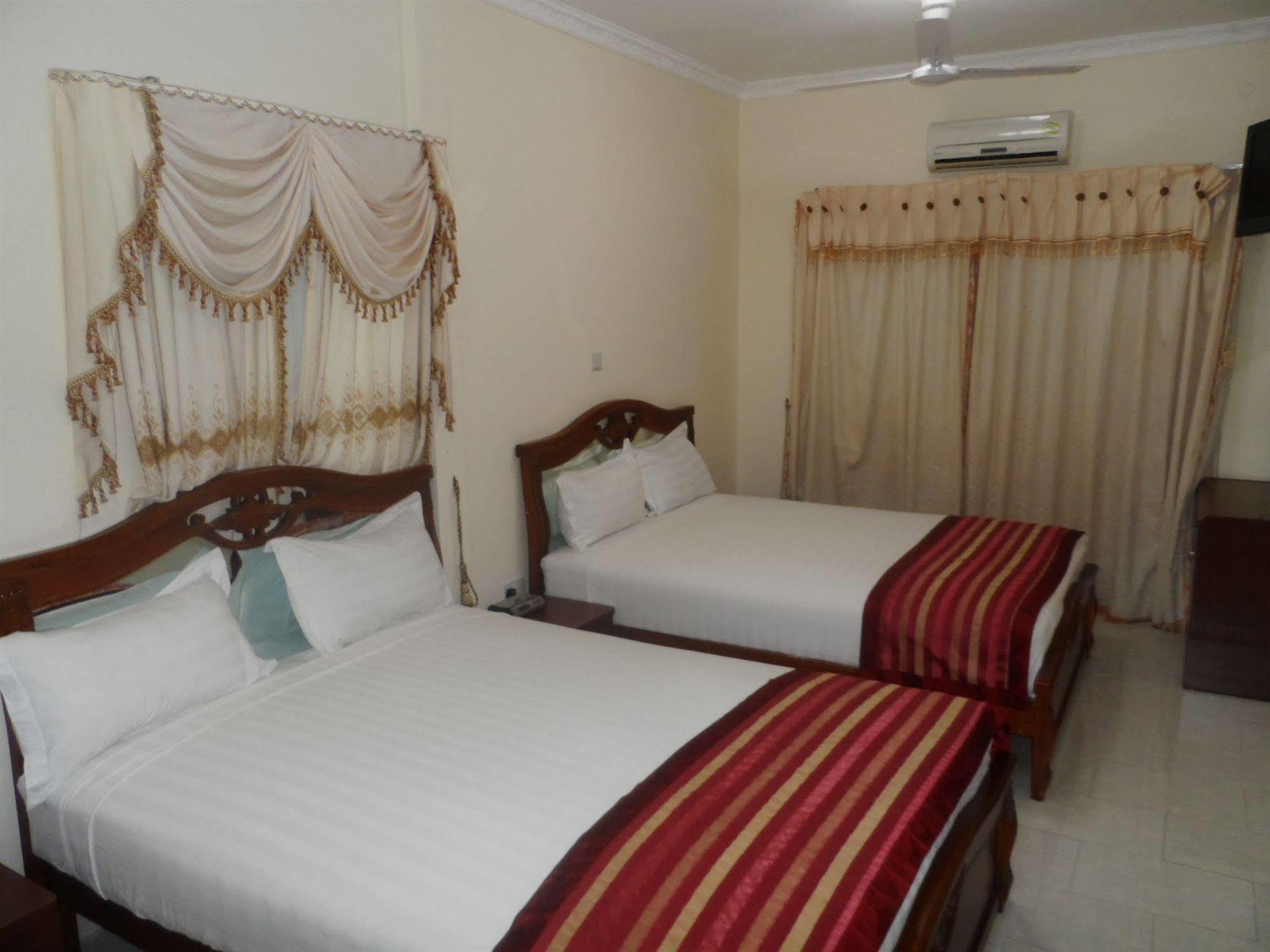De Holiday Beach Hotel Kokrobite Exterior photo